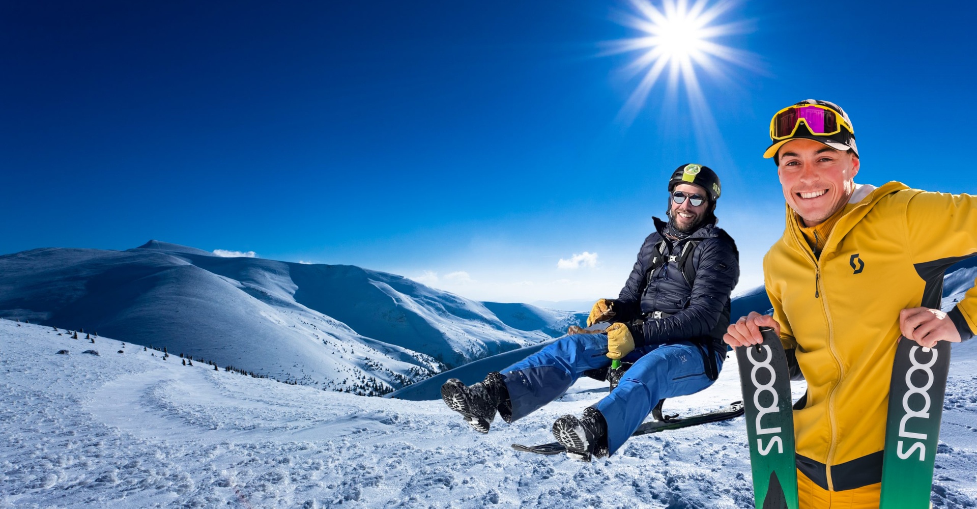 Tristan en jaune et un participant en Snooc devant les montagnes enneigées